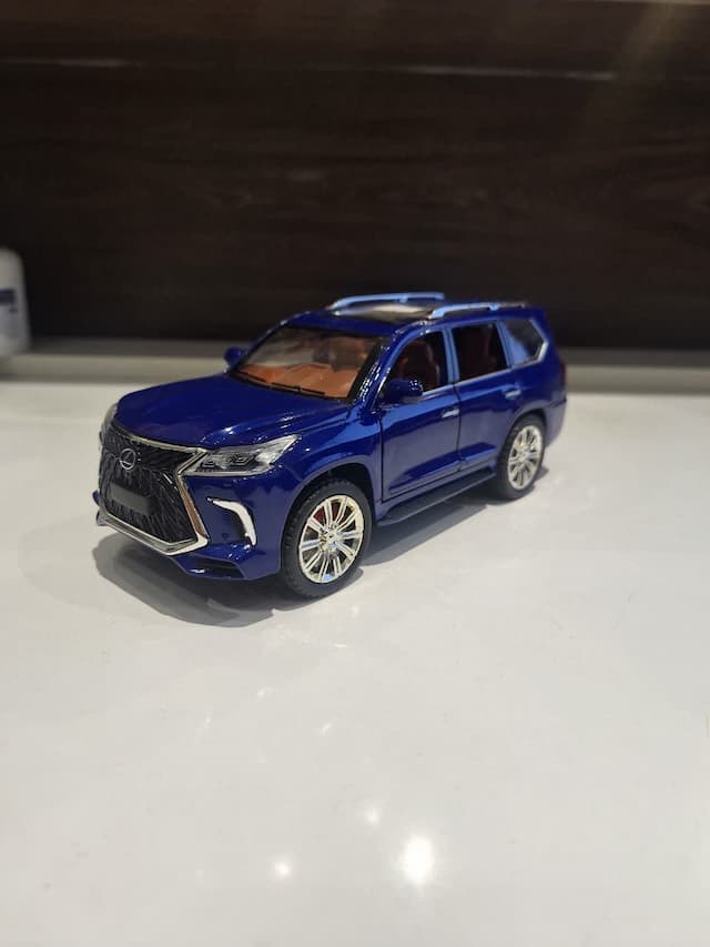 رنگ آبیLX570ماکت لکسوس